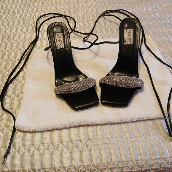 Wet Kiss Black Heels with Silver Accents - Picture 1 of 4